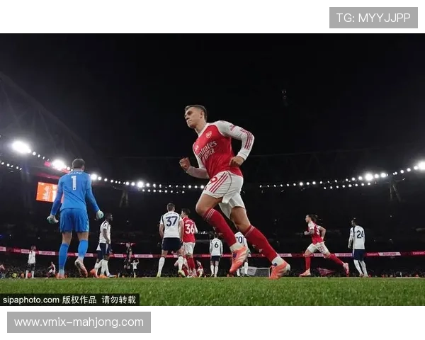 基米希过顶长传助攻卡尔铲射,拜仁半场1-1扳平阿森纳 基米希过顶长传助攻卡尔铲射,拜仁半场1-1扳平阿森纳